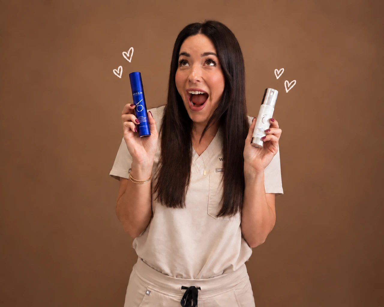 Valérie, de l’équipe DMB, deux produits ZO Skin Health en main
